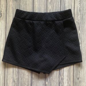 Timing size Medium black textured shorts